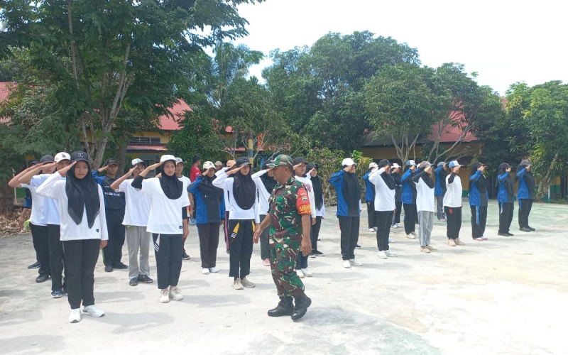 Di SMAN 3 Dumai, Babinsa Sertu Roni Sandra Laksanakan Pelatihan PBB