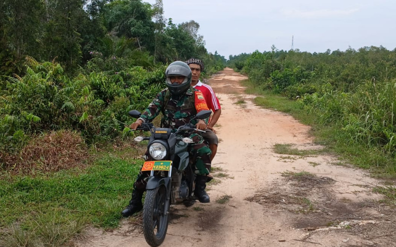 Patroli Karhutla Rutin Dilakukan Babinsa Teluk Makmur