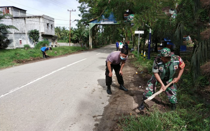 Bersama Warga, Serka Khorianto Gotong Royong di Wilayah Koramil 03
