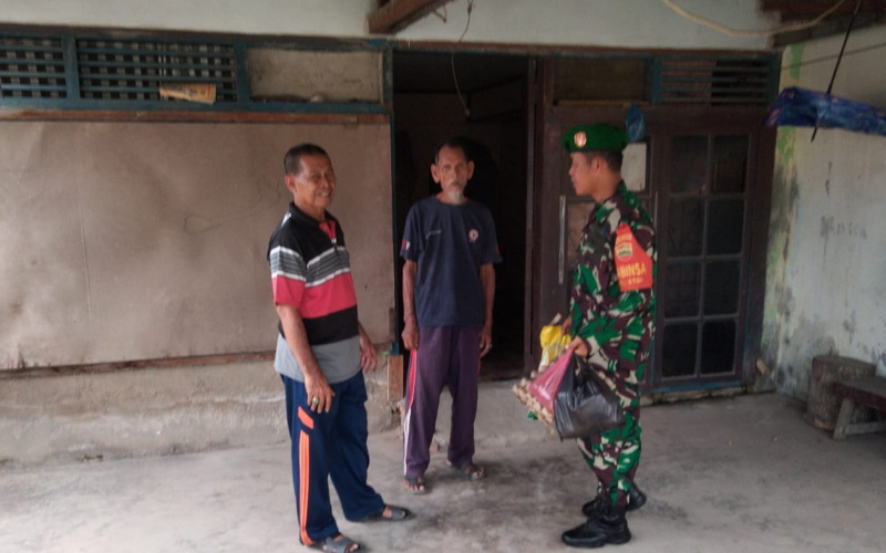 Koramil 01 Dumai Salurkan Bantuan Kepada Warga Kurang Mampu