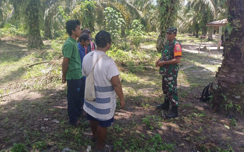 Babinsa Gurun Panjang Lakukan Pencegahan Karhutla di Tempat Rawan
