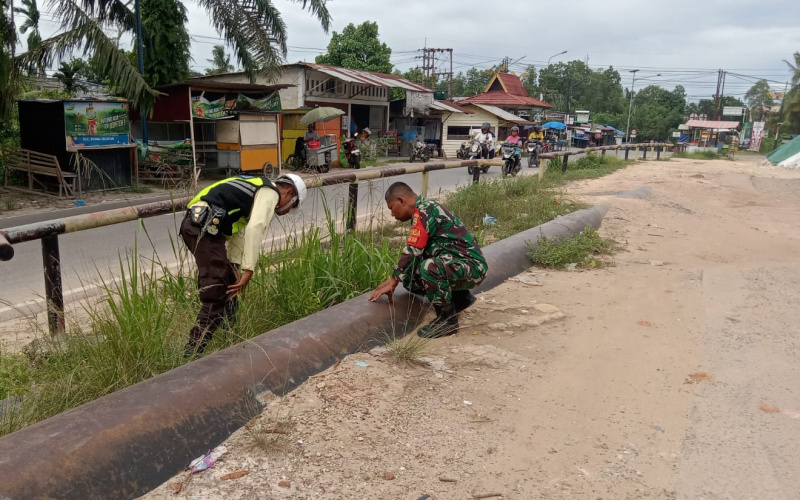 Koramil 01 Cek Keamanan Pipa Minyak Sepanjang Jalan Soekarno Hatta