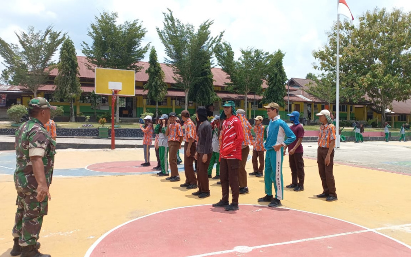 Babinsa Bukit Nenas Latih Baris Berbaris di SMAN 3 Dumai