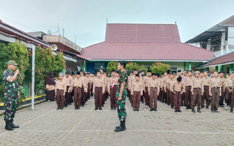 Babinsa Koramil 01 Beri Pelatihan Terkait Baris Berbaris Kepada Pelajar