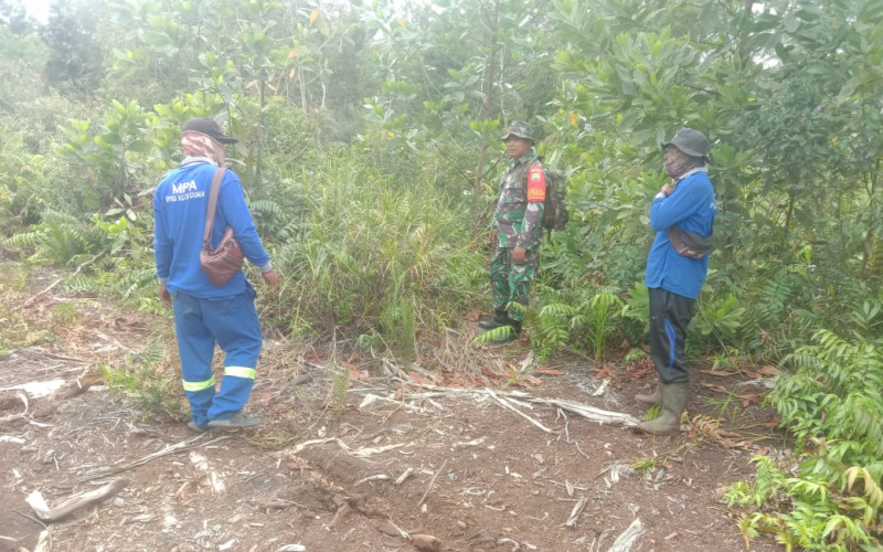 Babinsa Koramil 02 Beri Imbauan Kepada Warga Terkait Bahaya Karhutla