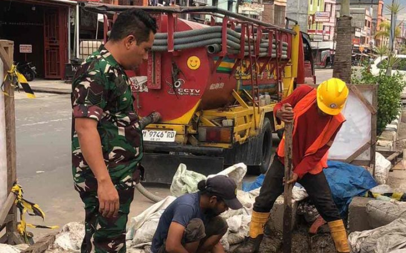 Di Beberapa Titik Jalan Protokol, Serda Novrianto Pantau Penanaman Pipa Gas
