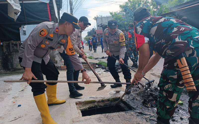 Personil Kodim Dumai Gotong Royong Jaga Kebersihan lingkungan