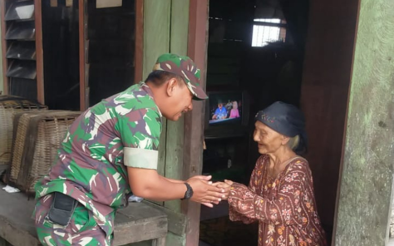 Babinsa Koramil 02 Salurkan Bantuan Kepada Warga Kurang Mampu