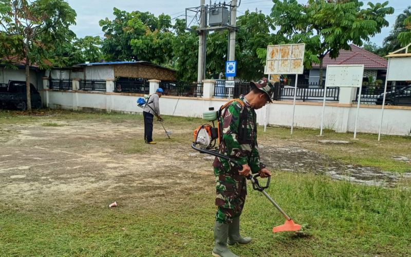 Wujud Kepedulian Babinsa Gurun Panjang Terhadap Kebersihan Lingkungan