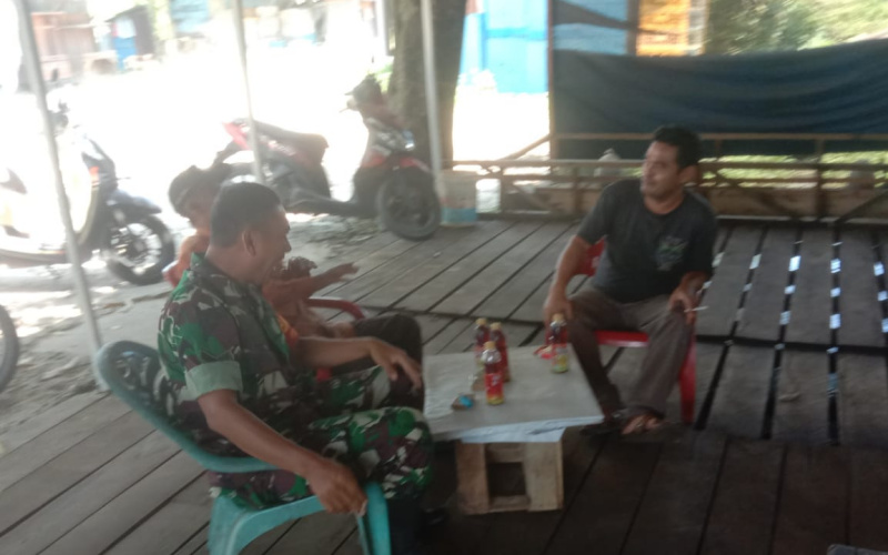 Babinsa Mundam Giat Komsos Bersama Tokoh Adat