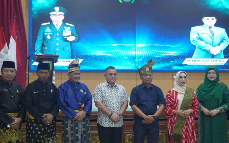 Kunjungan ke Dumai, Brigjen TNI Sugiyono Dikenakan Tanjak