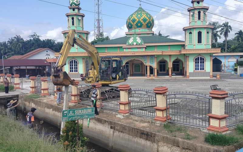 Cegah Banjir, Apical Perbaiki Turap Parit di Dumai
