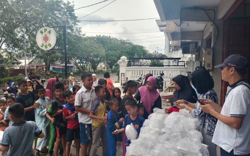 Berbagi Jumat Berkah, SPA 369 Salurkan 300 Nasi Kotak